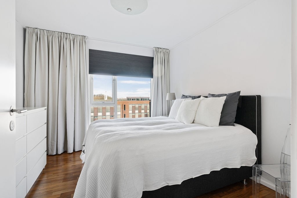 Spacious second bedroom with a queen size bed, blackout blinds and curtains and plenty of cupboard space. Galleribilde