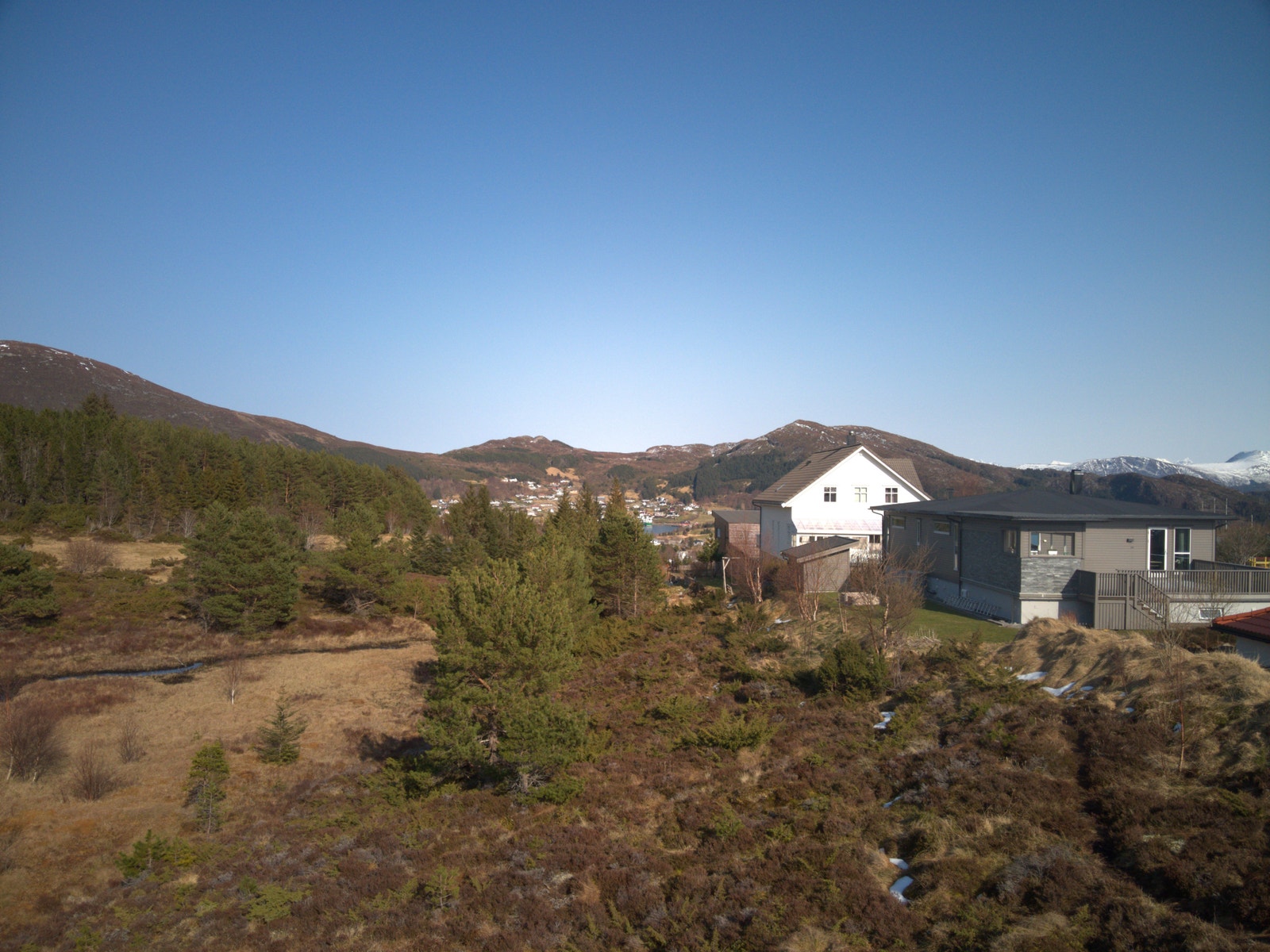 Fri beliggenheit ytterst i feltet med utsikt mot Leine fra 2 etg. Galleribilde