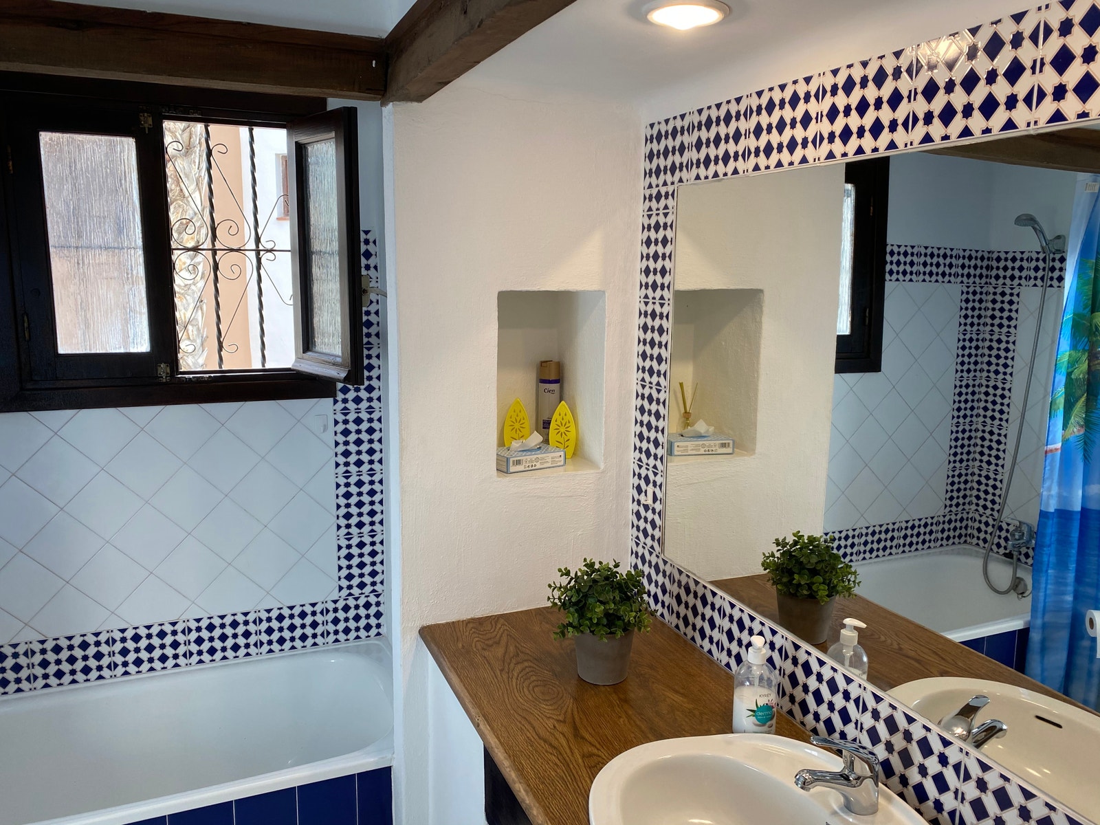 Stort bad m/badekar og vaskemaskin Galleribilde