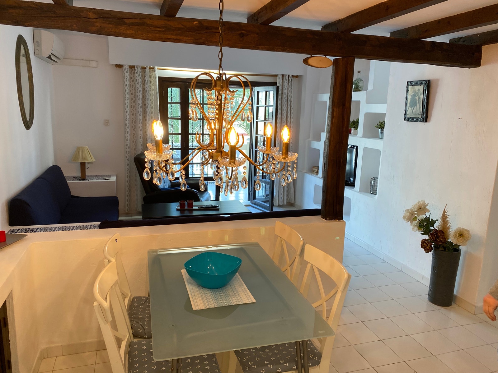 Stue m/ utgang til terassen pleier og sitte m kaffekoppen /frokosten og kikke til havet/og folk som rusler til stranden. Eller bare går tur. 😊🌴 Galleribilde