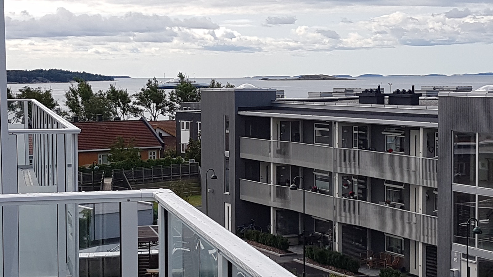 Litt utsikt fra balkong mot syd/vest. Galleribilde