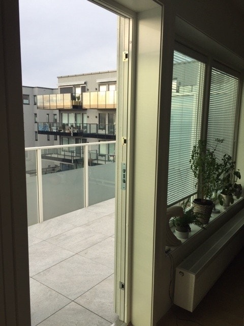 Dør fra stue ut til balkong. Galleribilde