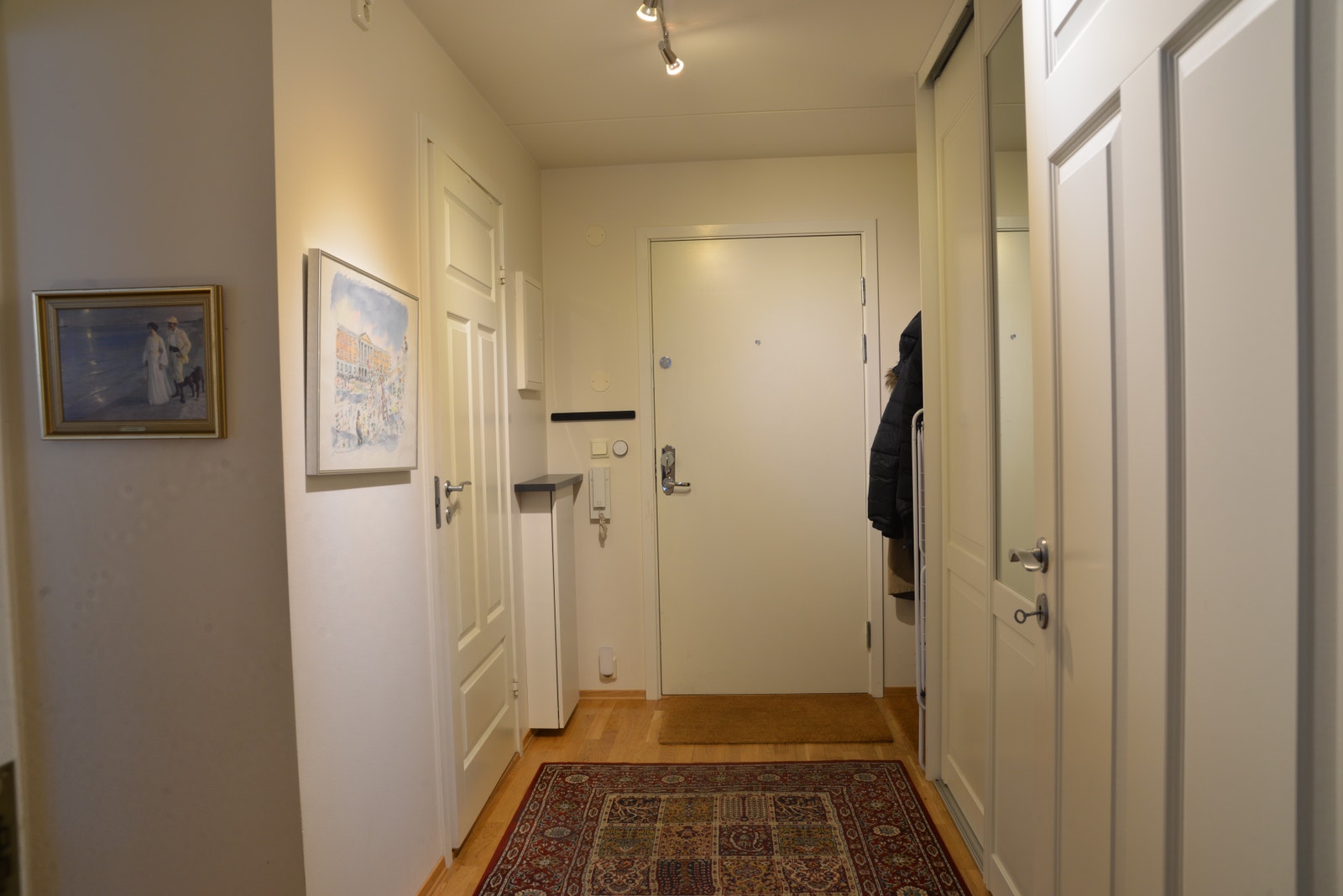 Gang med masse skapplass Galleribilde