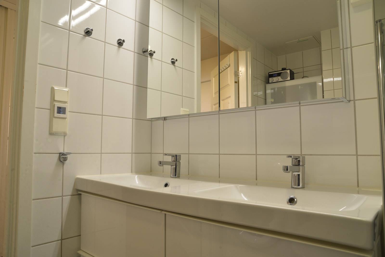 Nyoppusset bad med dobbel vask og god skaplass Galleribilde