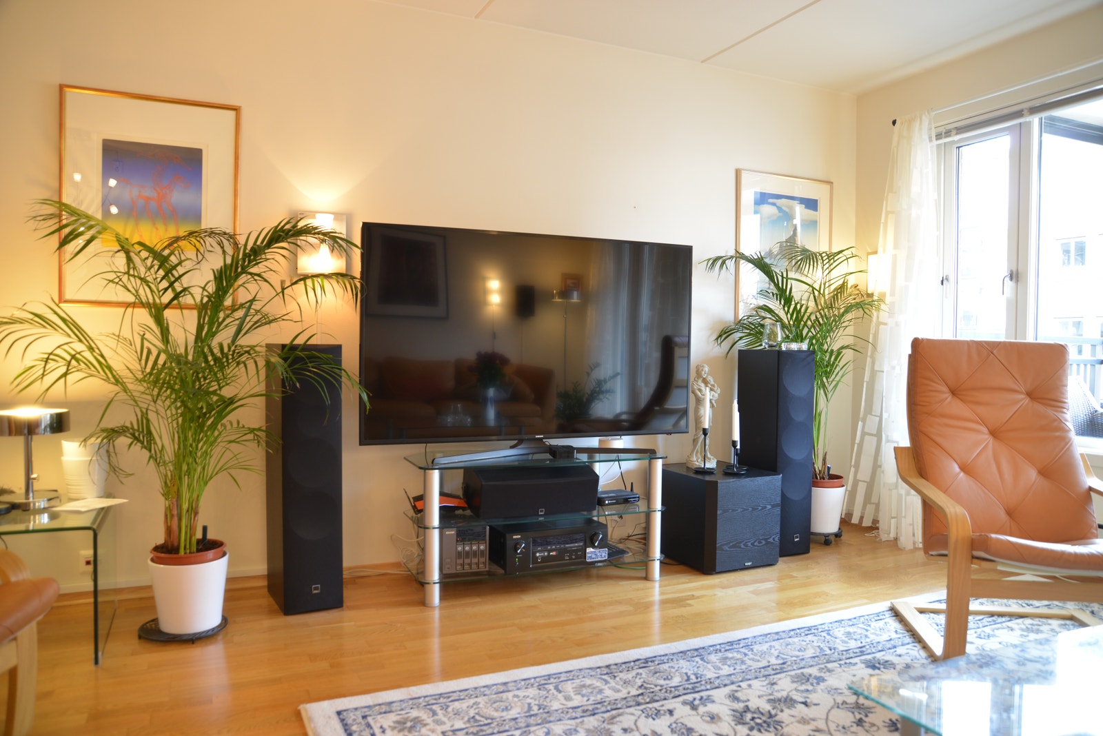 Stue med stor TV Galleribilde