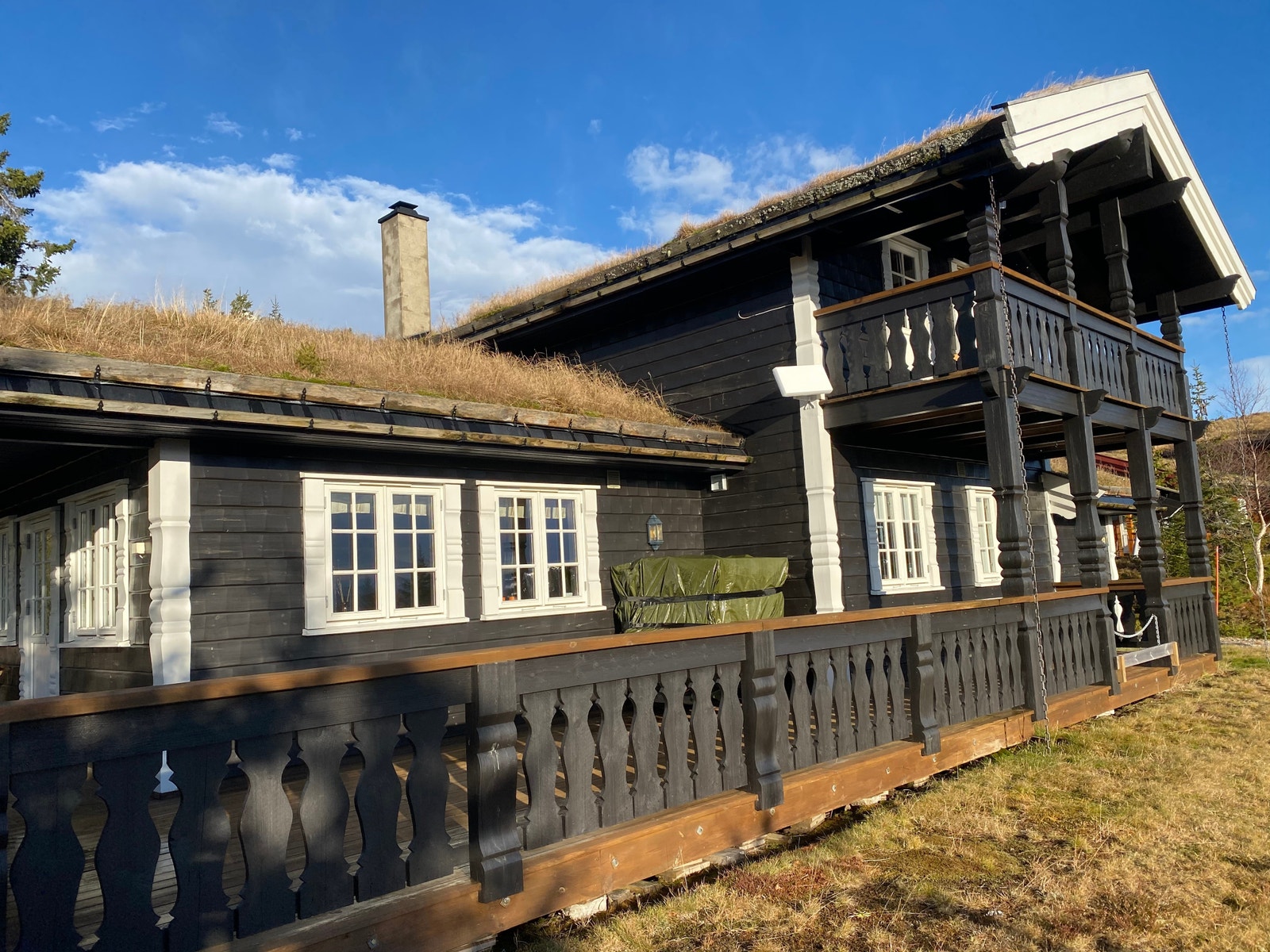 Stor og solrik terrasse med utemøbler og grill Galleribilde