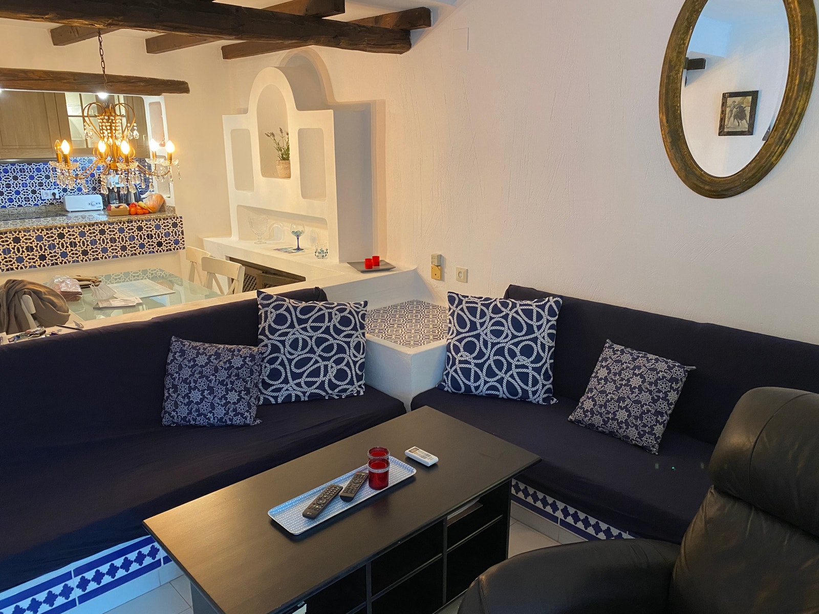 Stue med vinkelsofs og god lenestol 😊 Galleribilde