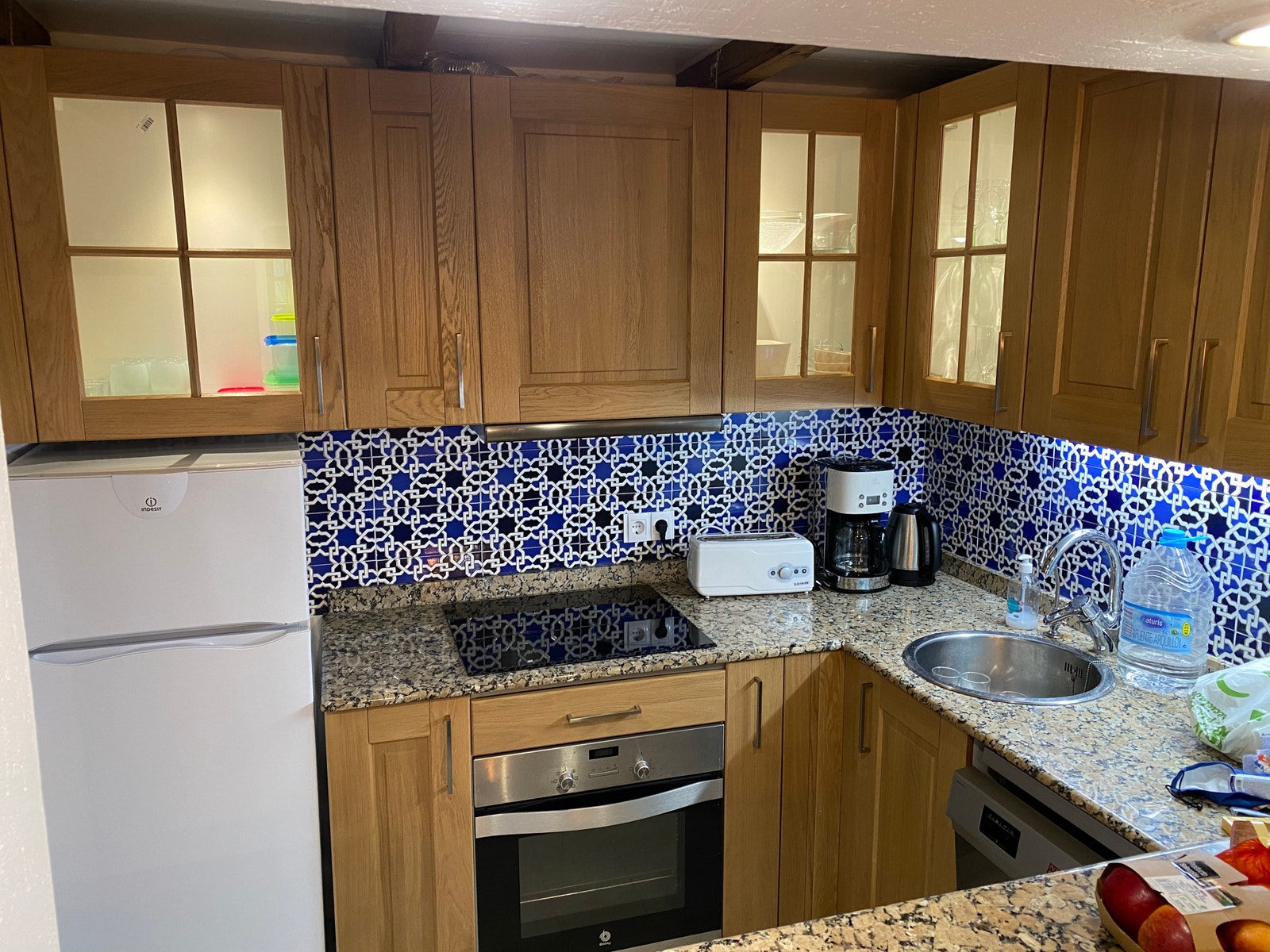 Kjøkken m lys i glasskapene Galleribilde