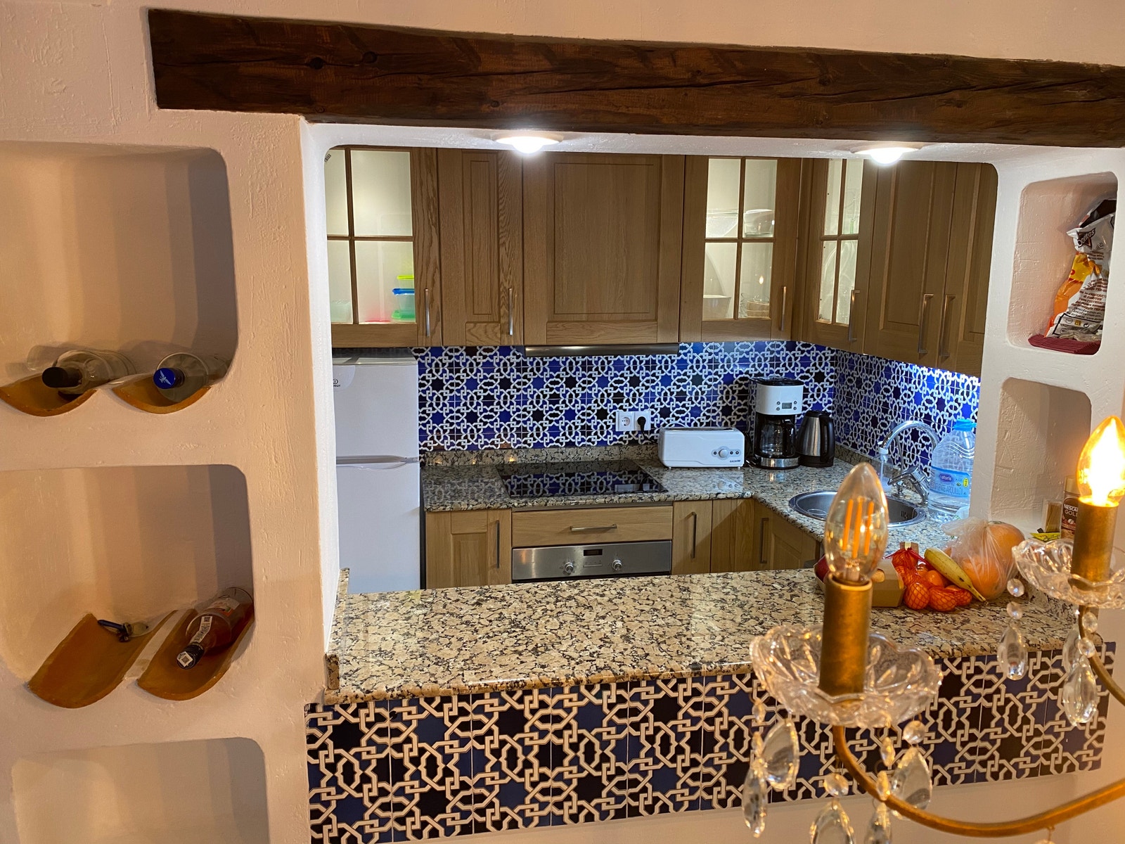 Nytt Kjøkken m/LED-lys i skapene og oppvaskmaskin Galleribilde