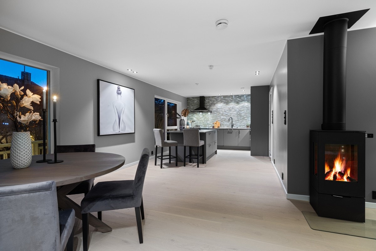 Romslig og flott stue med åpen løsning mot påkostet kjøkken. Galleribilde