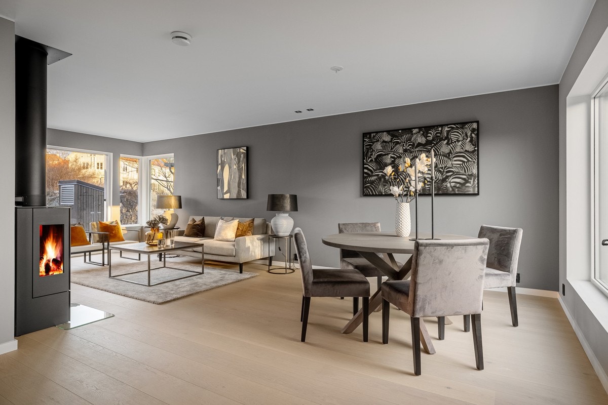 Store vindusflater gir rikelig med naturlig lys. Galleribilde