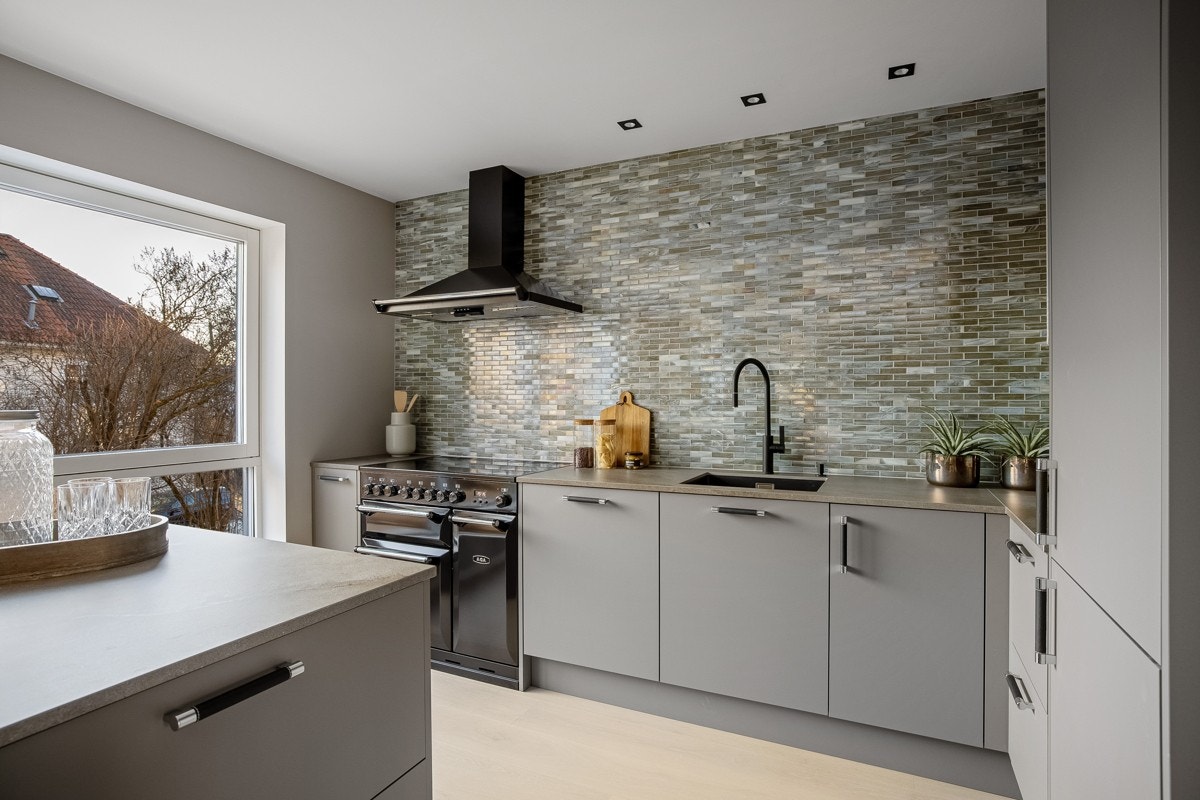 Lekkert kjøkken fra Bekkestua Kjøkkenstudio AS med keramikk benkeplate. Galleribilde