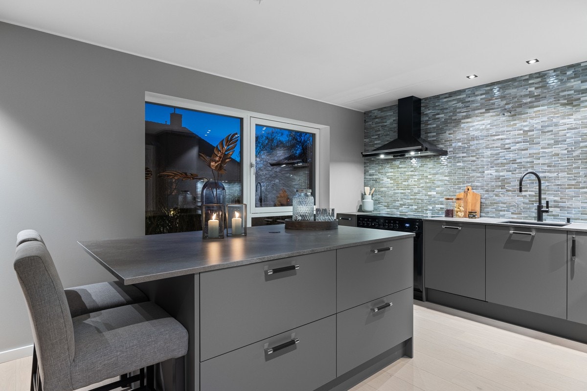 Kjøkkenet har en praktisk og moderne kjøkkenøy. Galleribilde