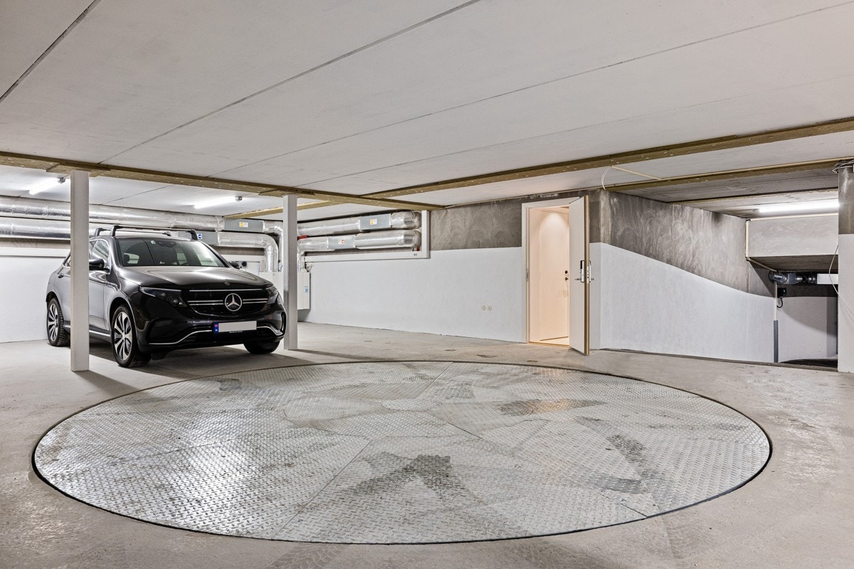 2 garasjeplasser med elbillader i underjordisk anlegg med dreieskive. Galleribilde