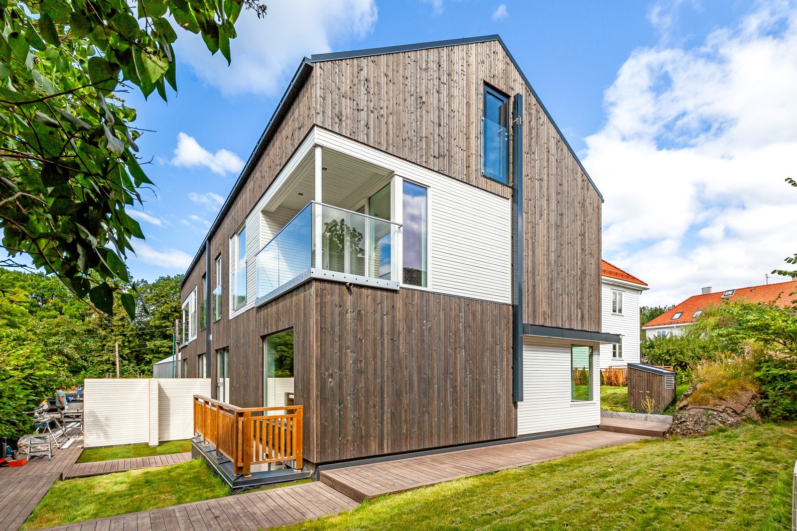 Eiendommen ligger solrikt og rolig til i et etablert villastrøk. Galleribilde