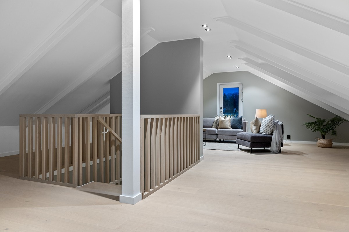 Romslig loftstue med flere møbleringsmuligheter Galleribilde