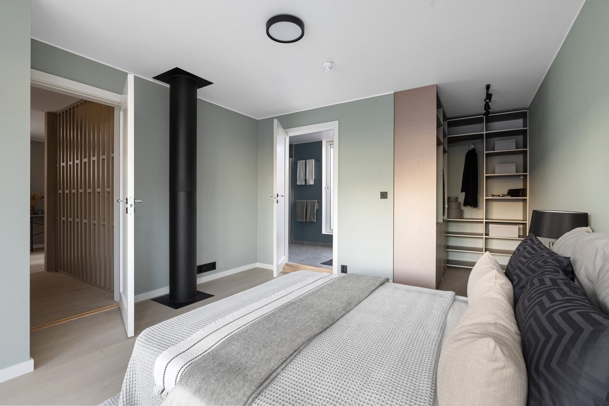 Hovedsoverom med egen garderobeløsning og direkte tilknytning til eget bad. Galleribilde