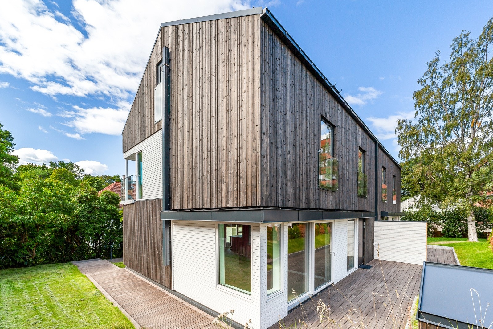 Boligen har flotte utearealer med hage og terrasse. Galleribilde