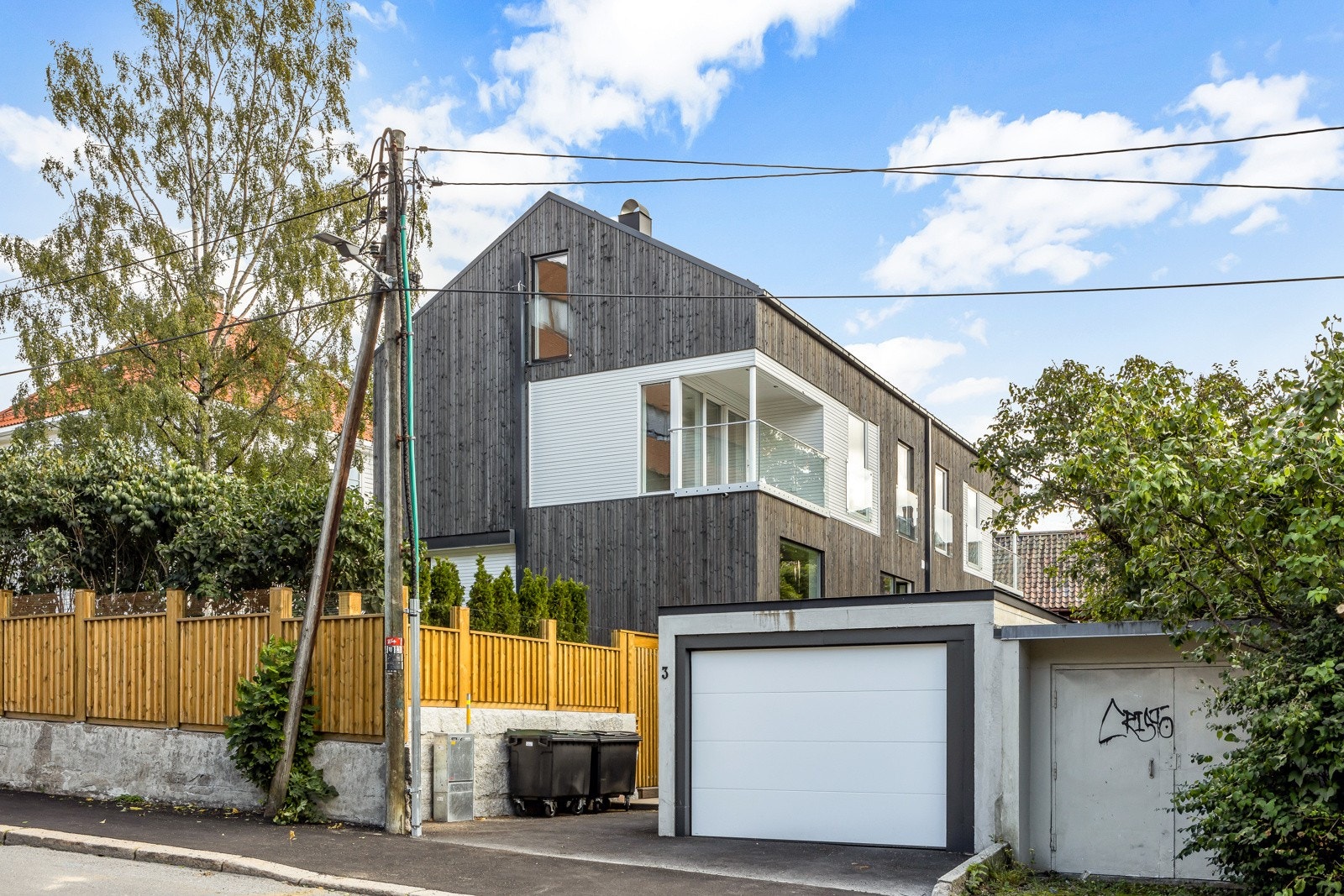 Fra gateplan er det innkjøring til underjordisk garasjeanlegg. Galleribilde