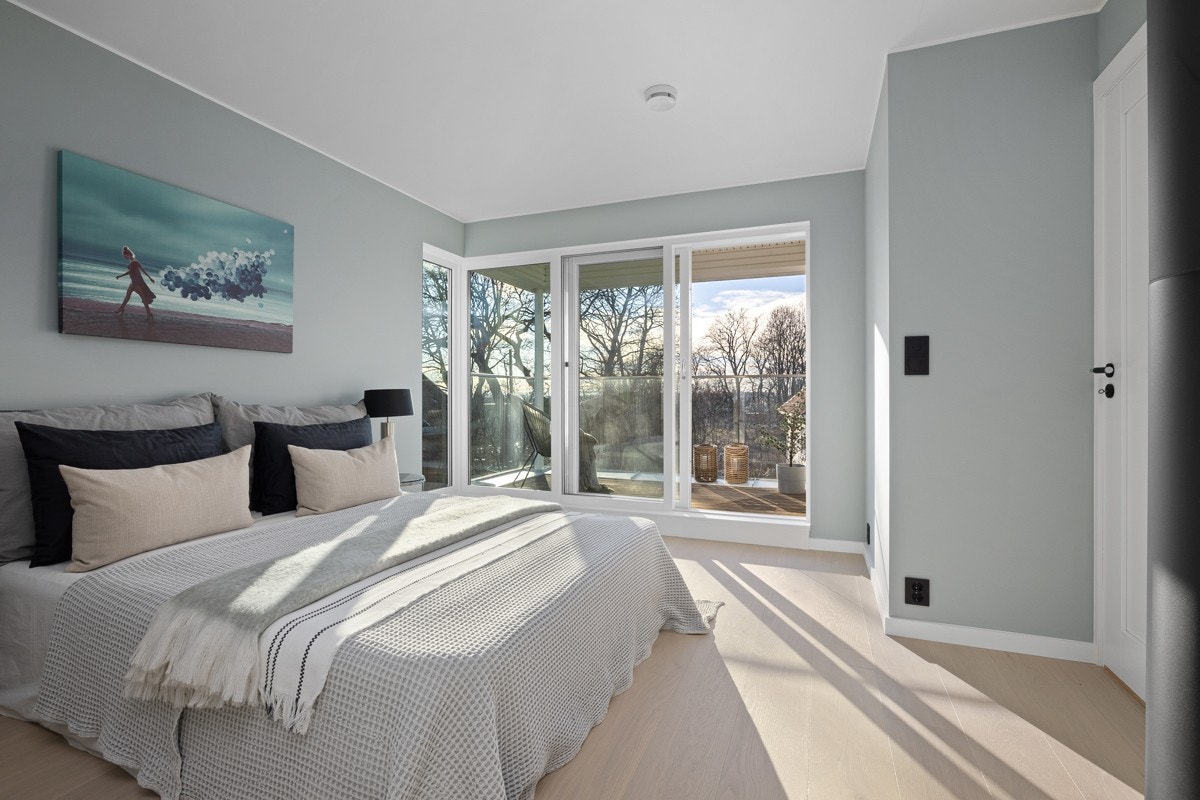 Romslig hovedsoverom med utgang til balkong Galleribilde