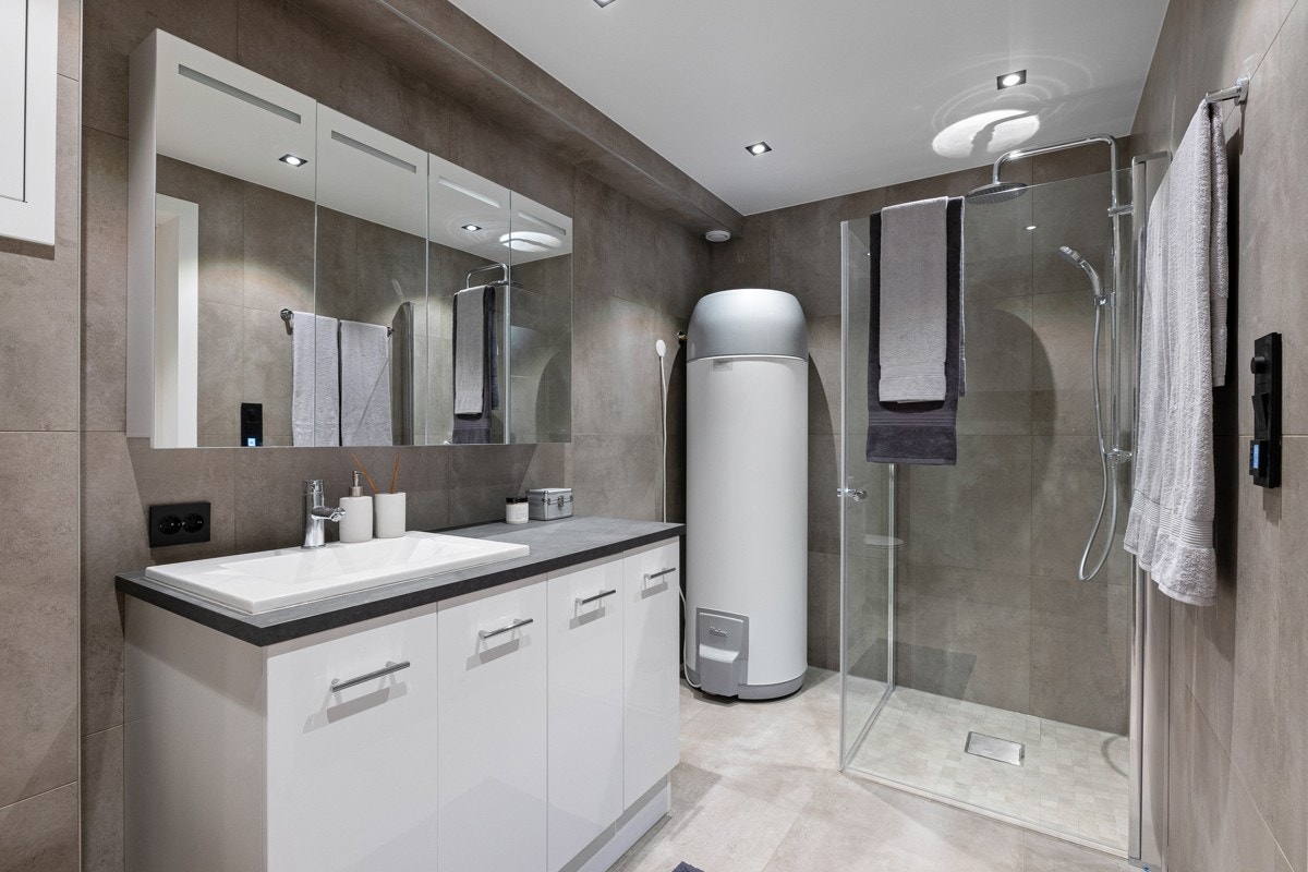 Pent flislagt bad i underetasjen Galleribilde