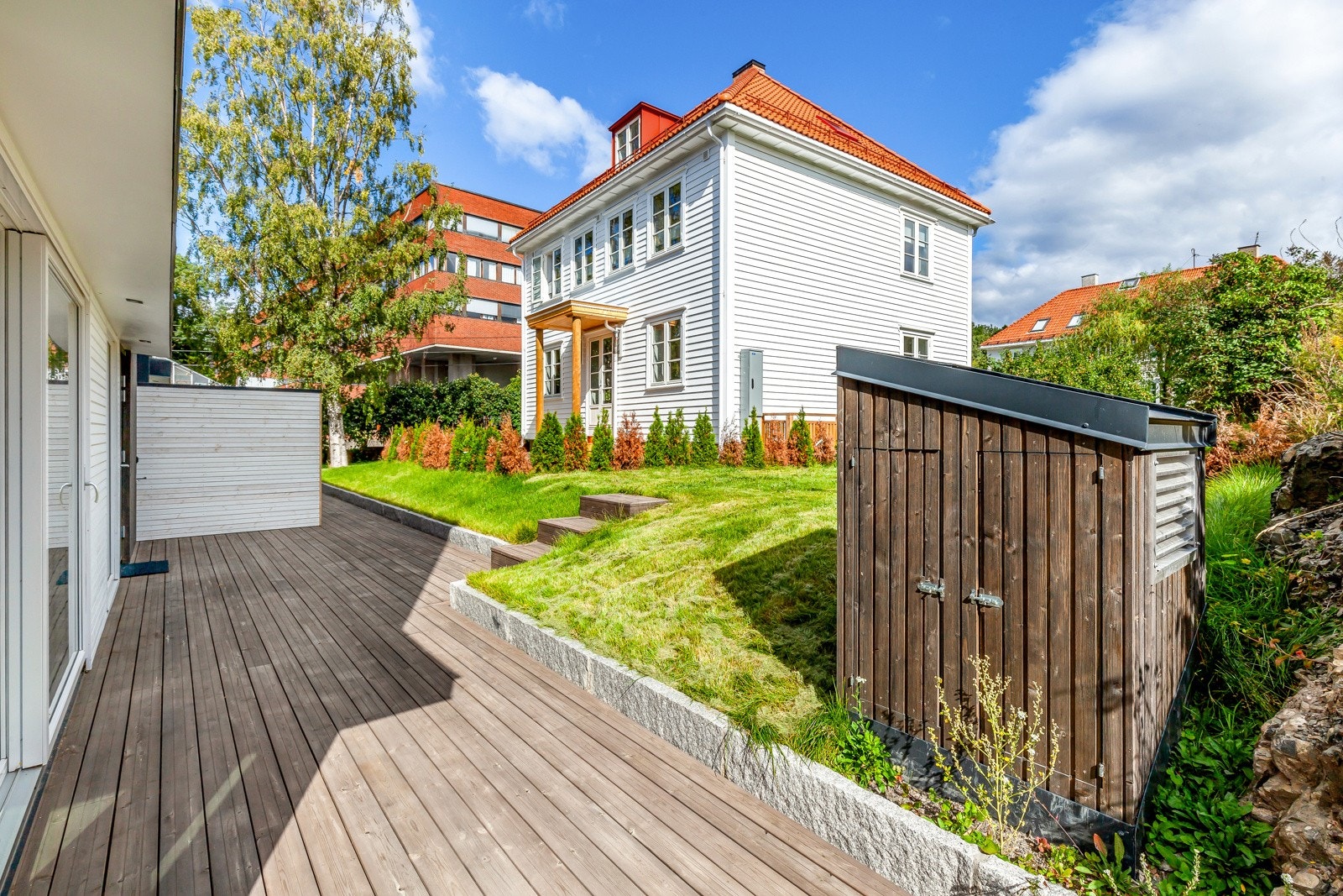 Boligen ligger tilbaketrukket fra veien. Galleribilde