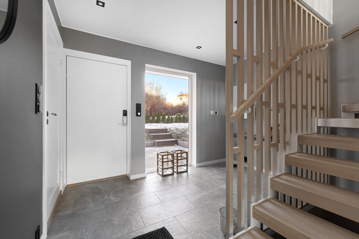 Innbydende og romslig entre/gang med delikate fliser på gulv. Galleribilde