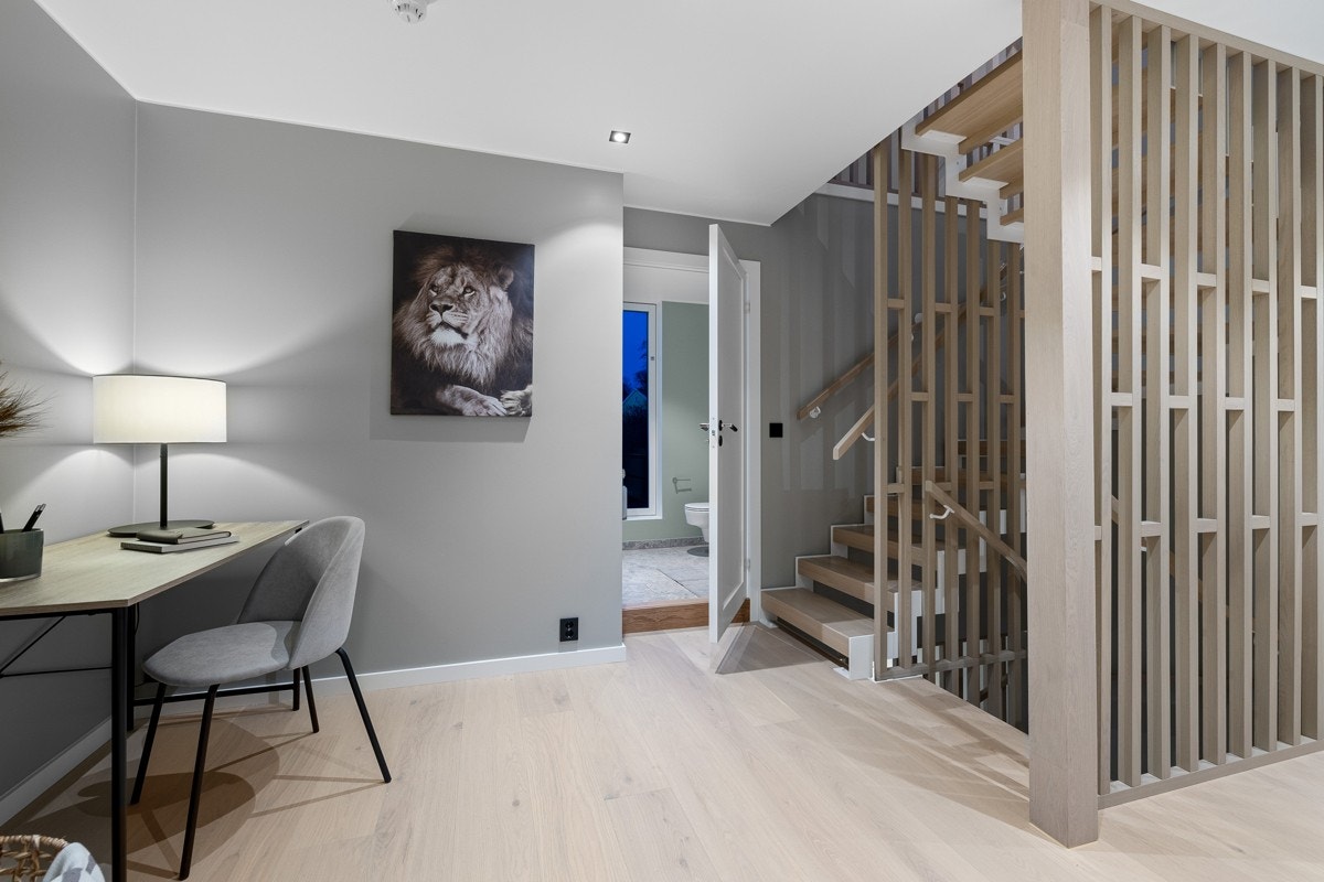 2. etasje har en romslig gang hvor det er plass til hjemmekontor. Galleribilde