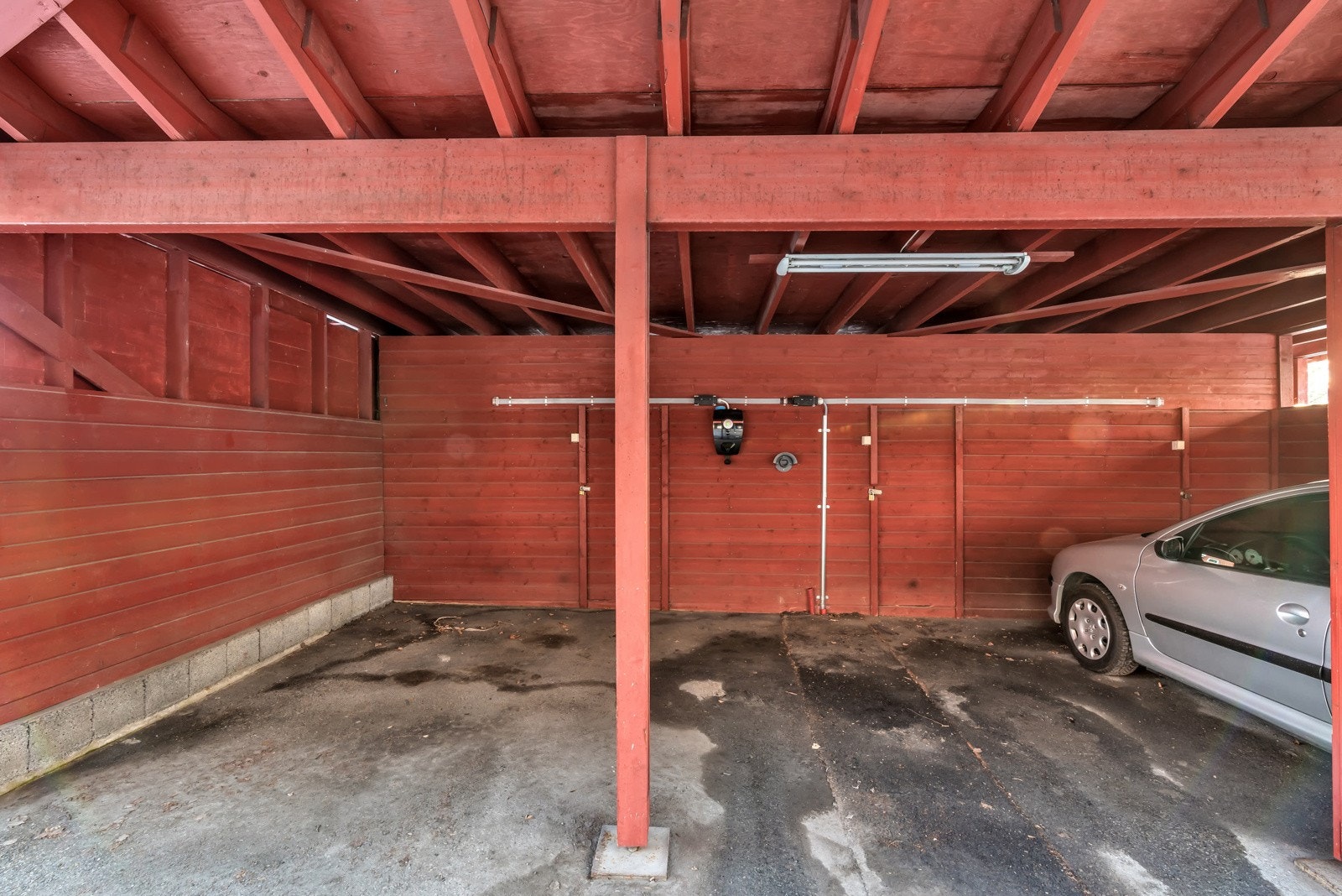 Det medfølger en carport med 32 amp lader og sportsbod. Galleribilde