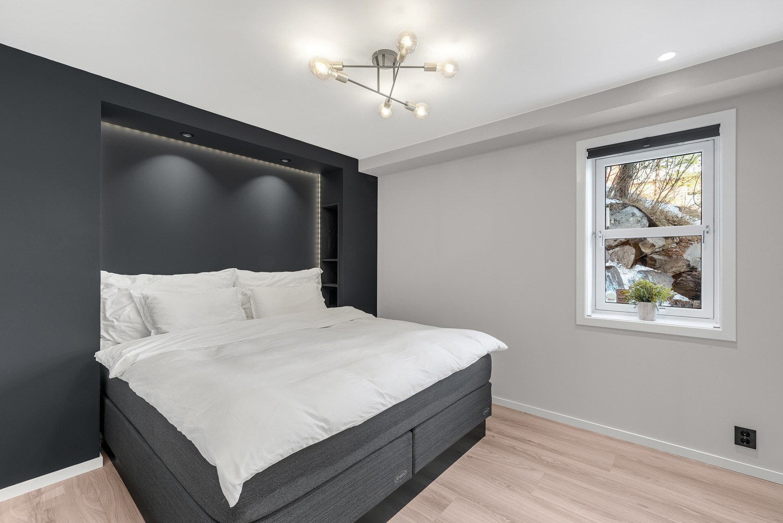 Også hovedsoverommet har plassbygde hylleløsninger på hver side. Smart og pent. Galleribilde