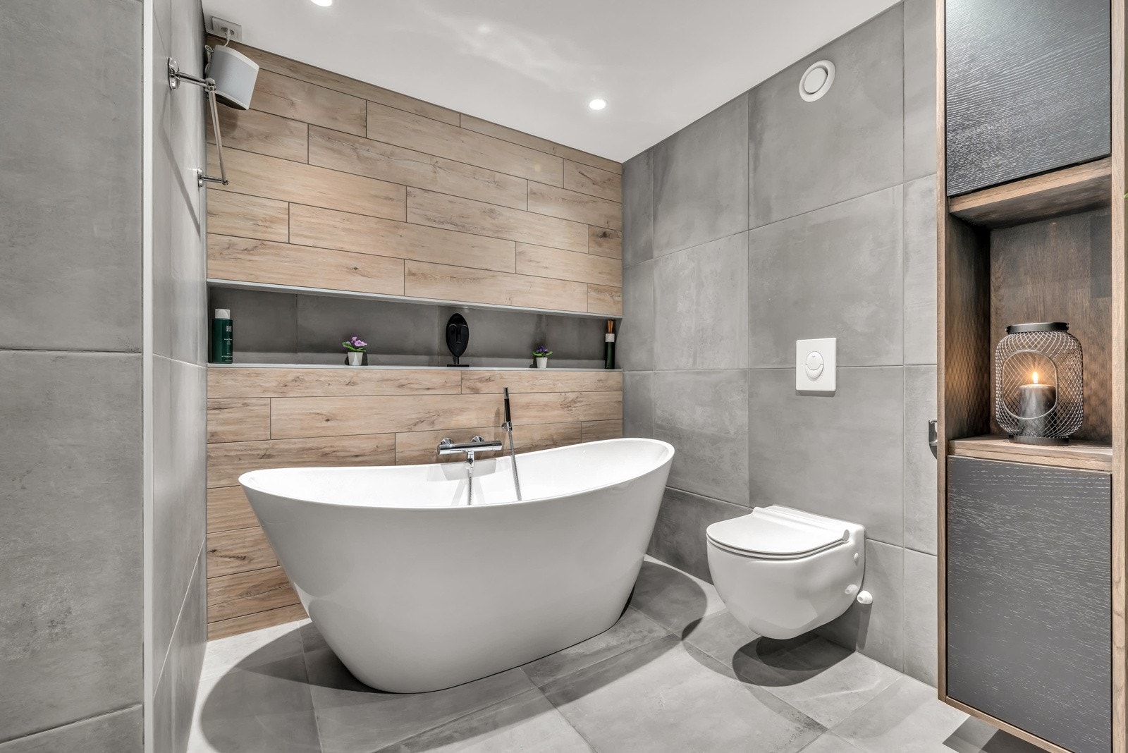 Badet er gjennomført og byr på detaljer som harmonerer med resten av leiligheten. Dette er gjennomført. Galleribilde