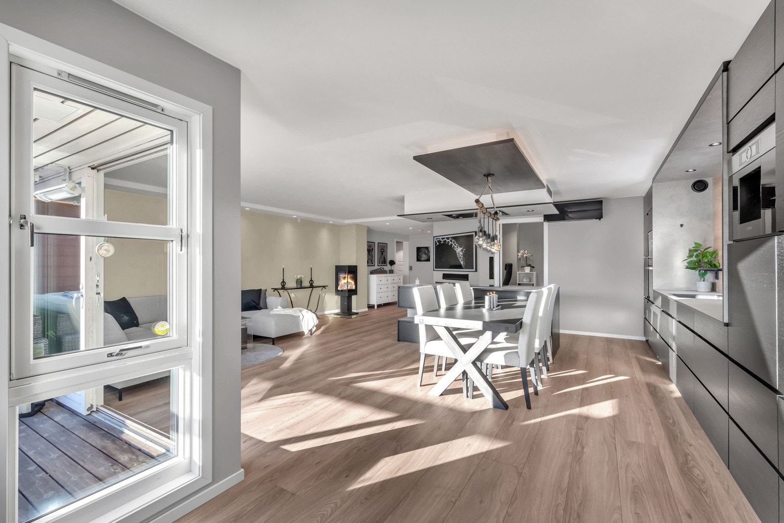 Hele leiligheten er pusset opp i 2019 med plassbygde/integrerte løsninger. Galleribilde