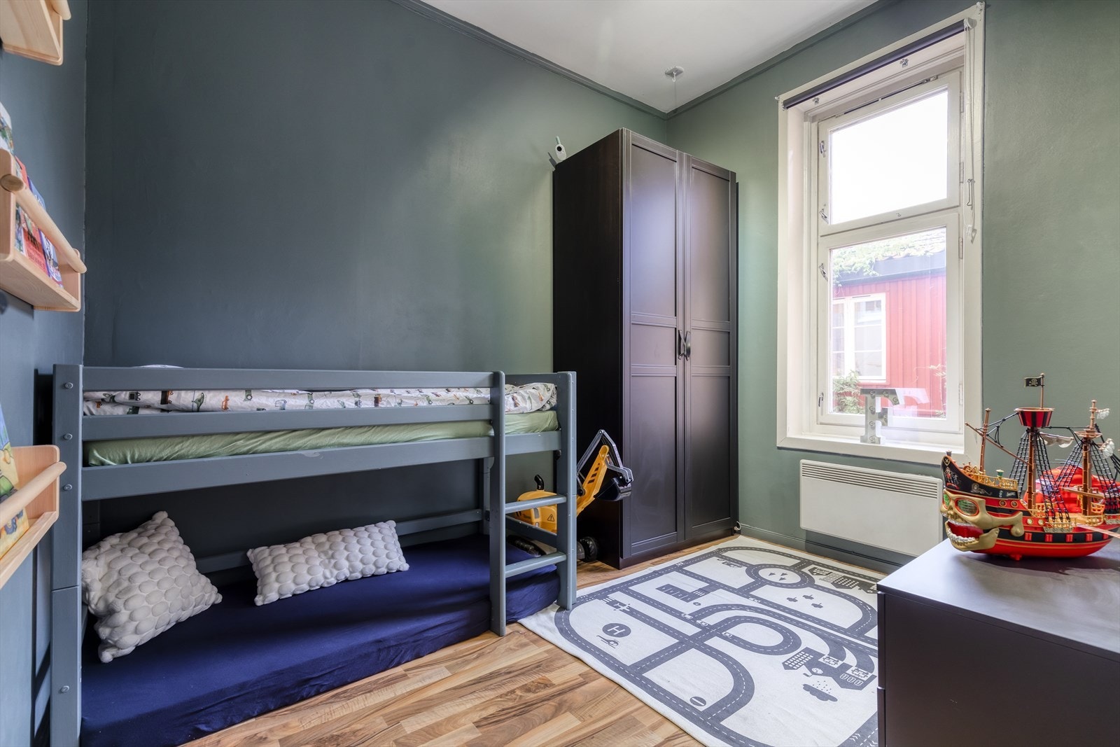 Soverom 2 vender ut mot bakgård Galleribilde