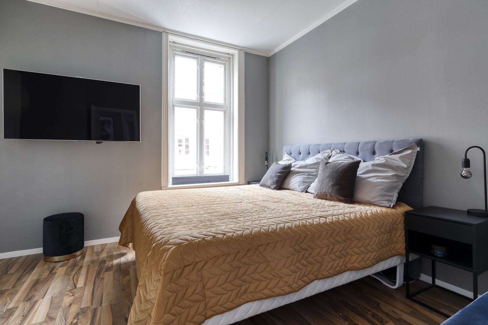 Hovedsoverom med plass til stor seng Galleribilde