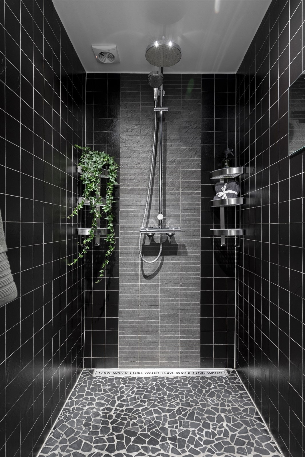 Pene fliser, gulvvarme og stor dusjnisje Galleribilde