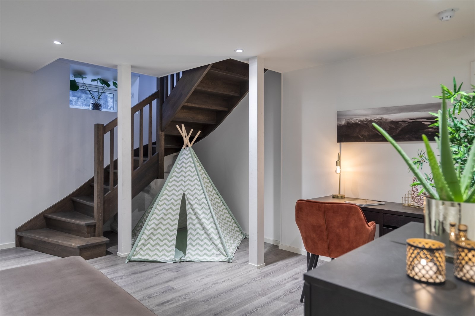 Utstrakt bruk av downlights og god takhøyde Galleribilde