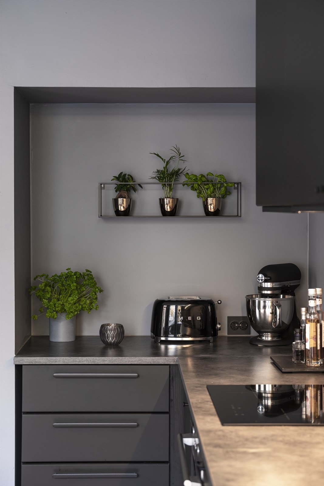 Nisje med hylle stikkontakter Galleribilde