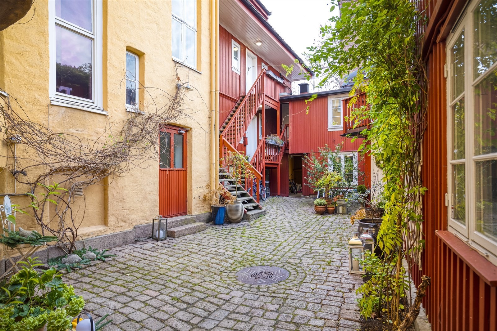 Hyggelig, felles bakgård i sameiet Galleribilde