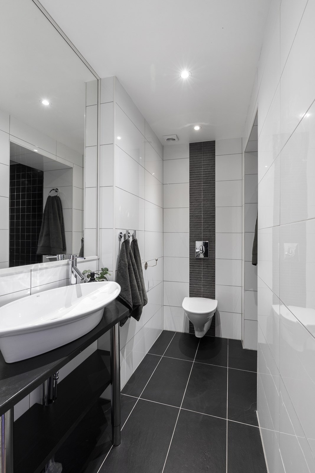 Ett av leilighetens to baderom Galleribilde