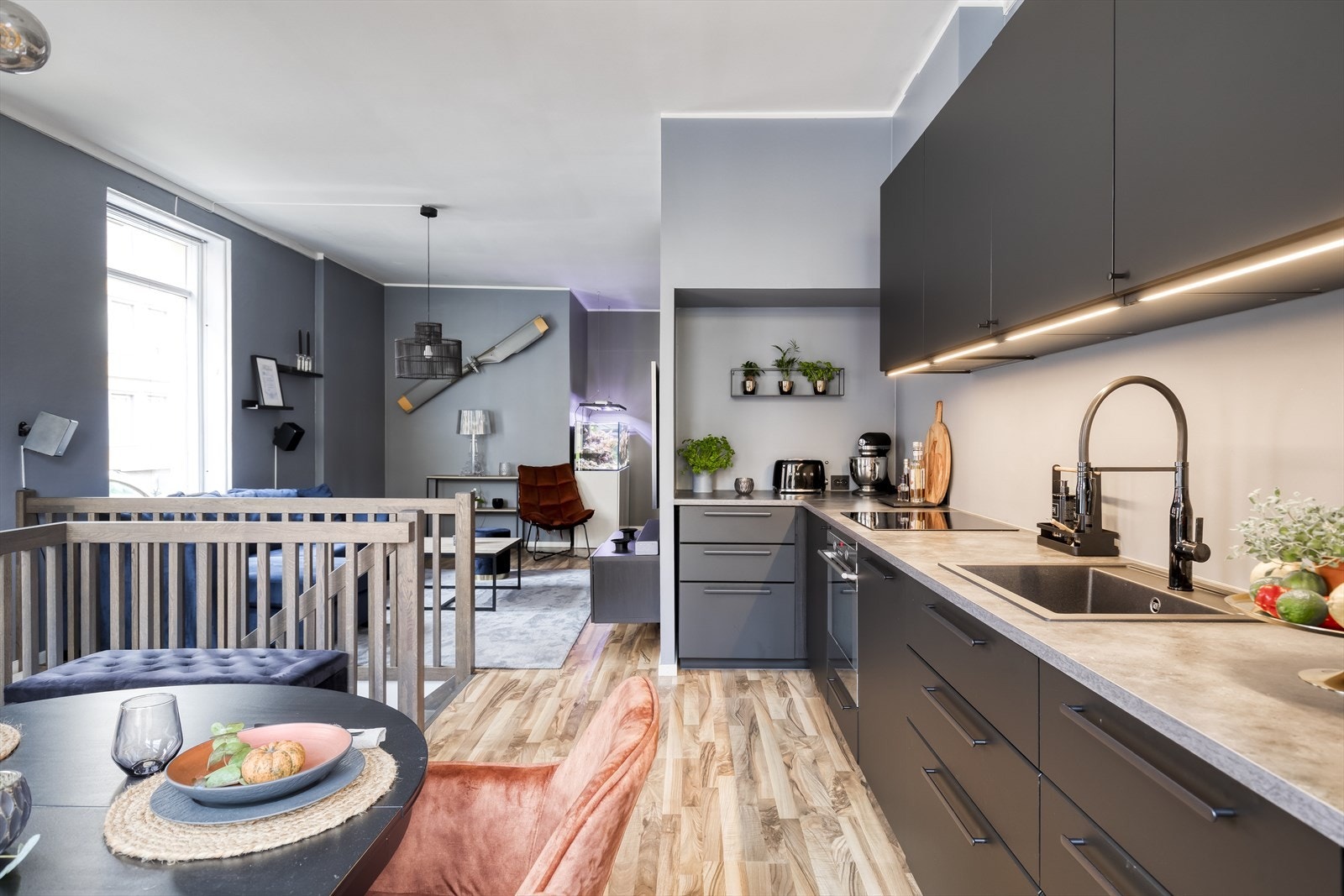 Kjøkkenet ble satt inn i 2021 og fremstår meget lekkert Galleribilde