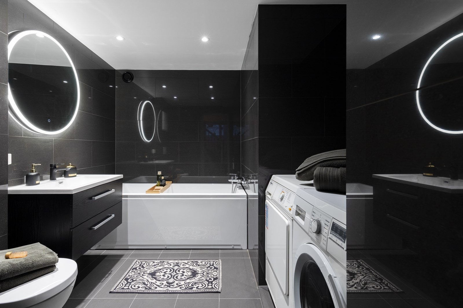 Lekkert og tidsriktig bad fra 2019 i kjeller med opplegg og plass til vaskemaskin og tørketrommel Galleribilde