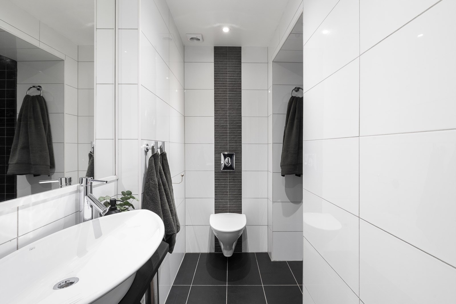 Dette badet ligger i hovedetasjen og ble pusset opp i 2010 Galleribilde