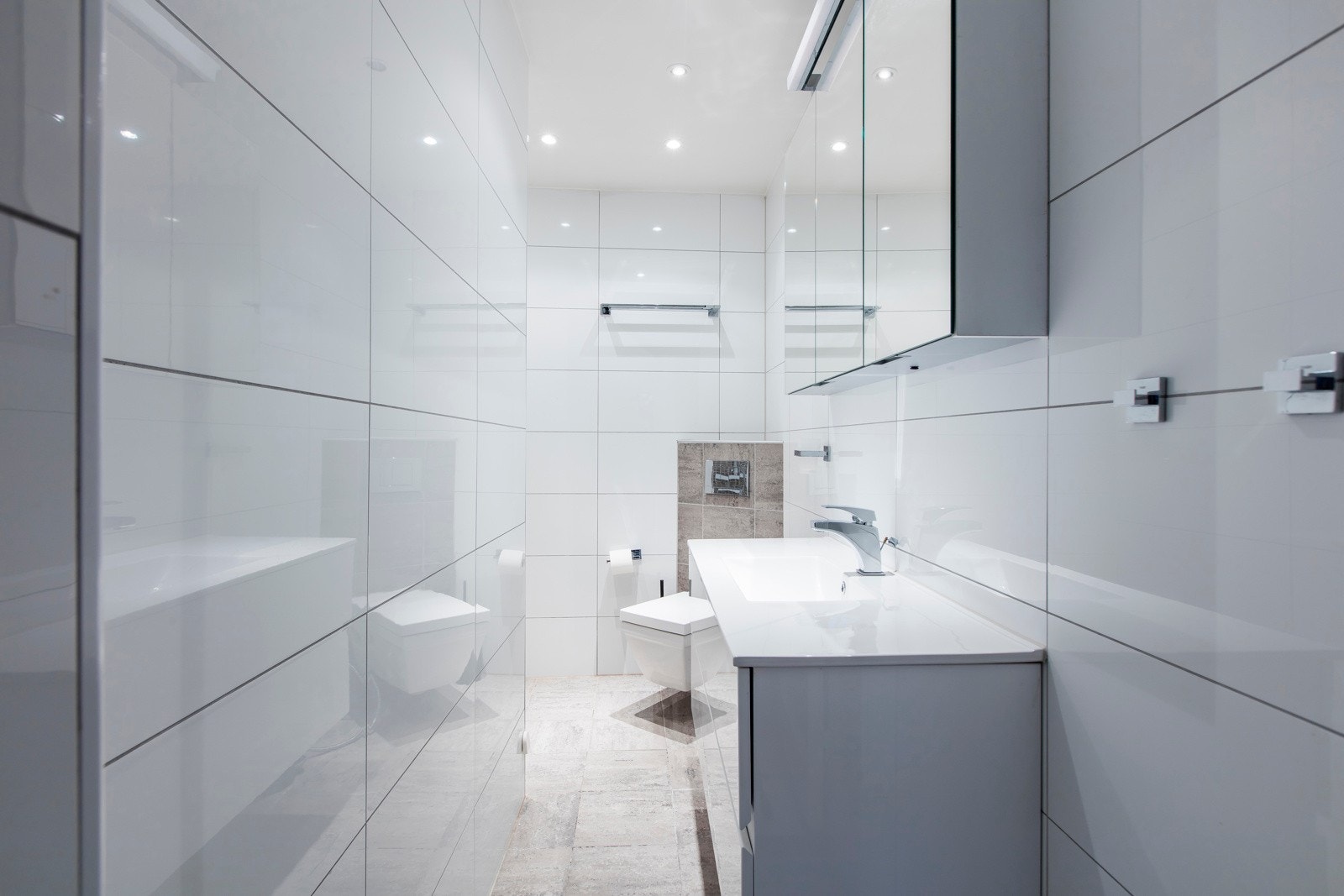 Flislagt bad med dusj. Galleribilde