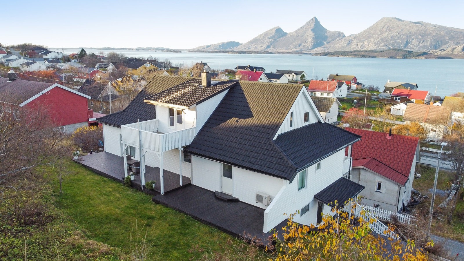 Boligen ligger høyt i terrenget så du har flotte utsiktsforhold - De fleste rom i boligen har vinduer med utsikt Galleribilde