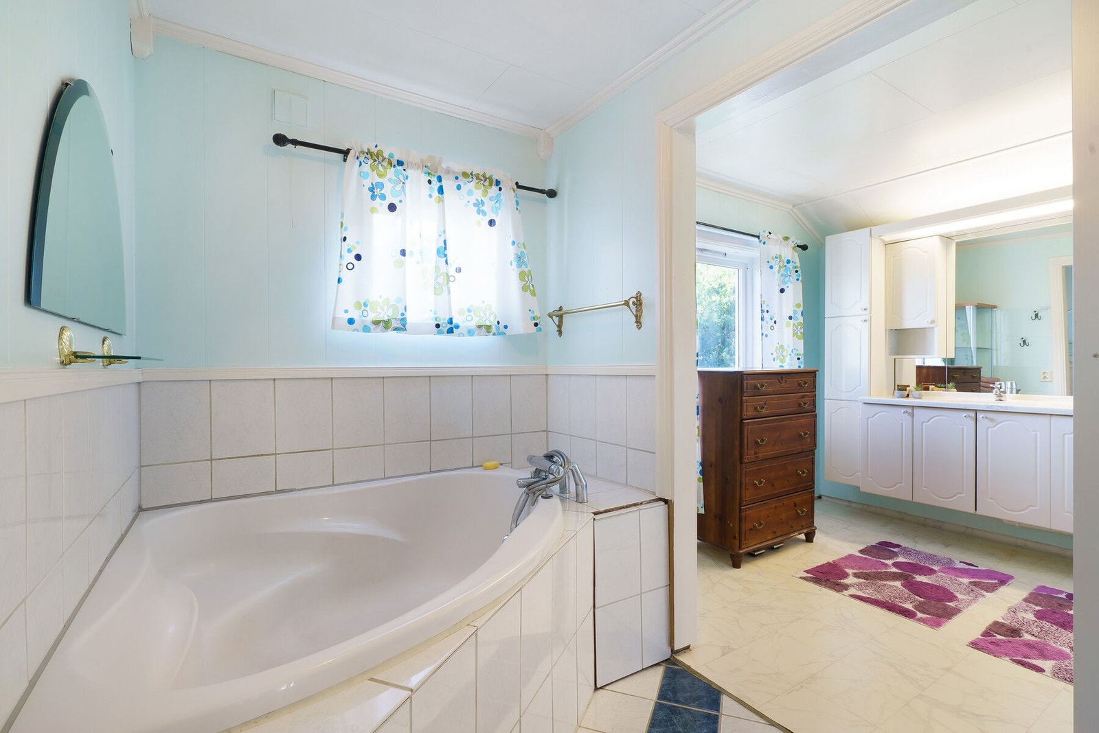 Badet er innredet med både innebygget badekar og dusjkabinett - Badet har god plass og klassisk innredning Galleribilde