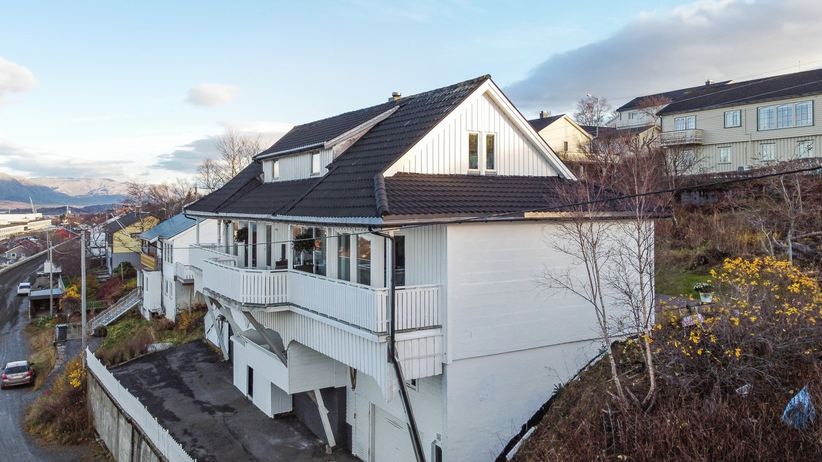 Boligen ligger i et populært boområde med kort vei til ungdomsskole, videregående, idrettsarena og turløyper Galleribilde