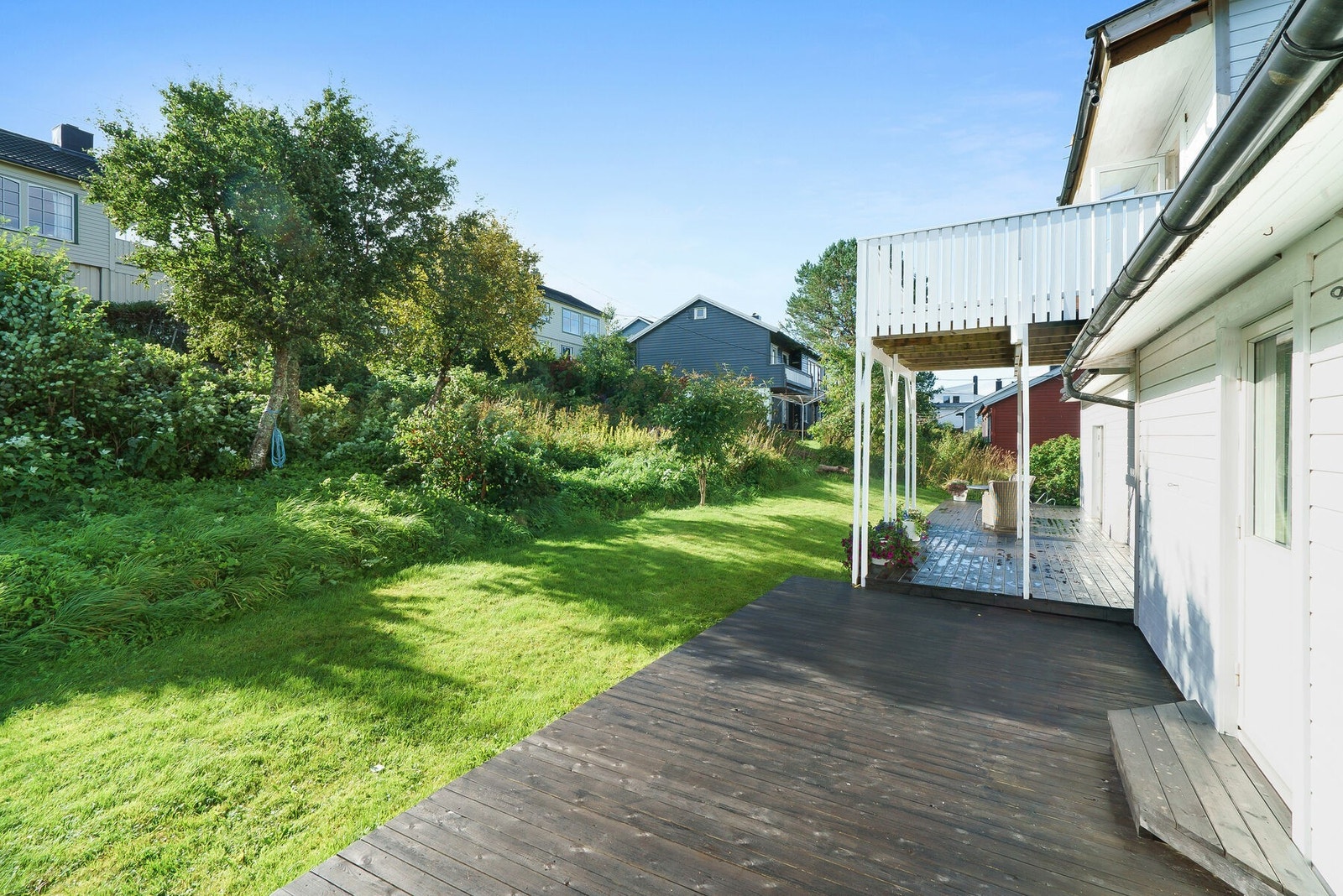 Her får du flotte solforhold gjennom store deler av dagen - Og når sola runder hushjørnet har du en stor veranda som strekker seg i hele lengden av boligen som er vendt mot kveldssola Galleribilde