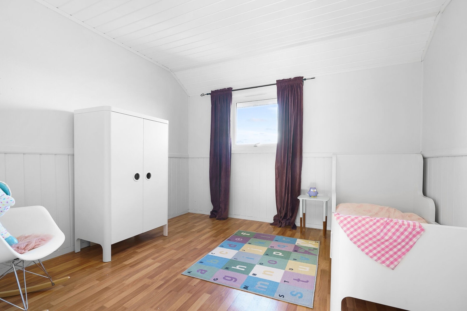 De tre andre soverommene har lys og enkel fargepalett som gjør det enkelt å møblere og sette ditt eget preg på dem Galleribilde