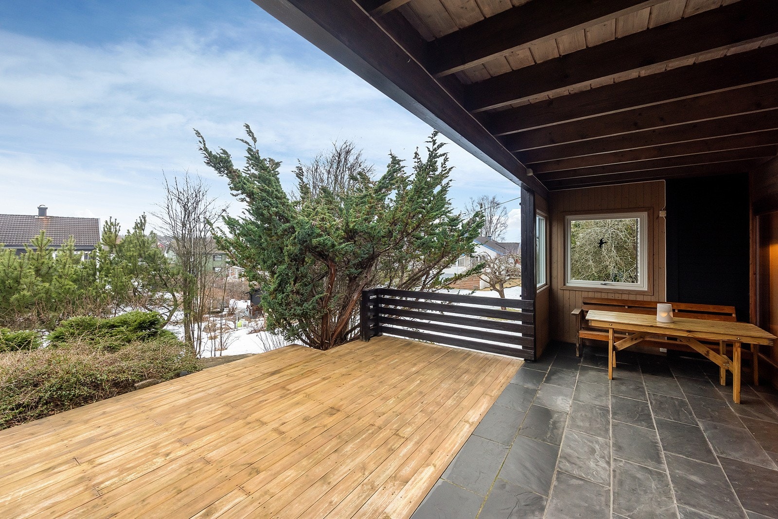 Romslig overbygget terrasse Galleribilde