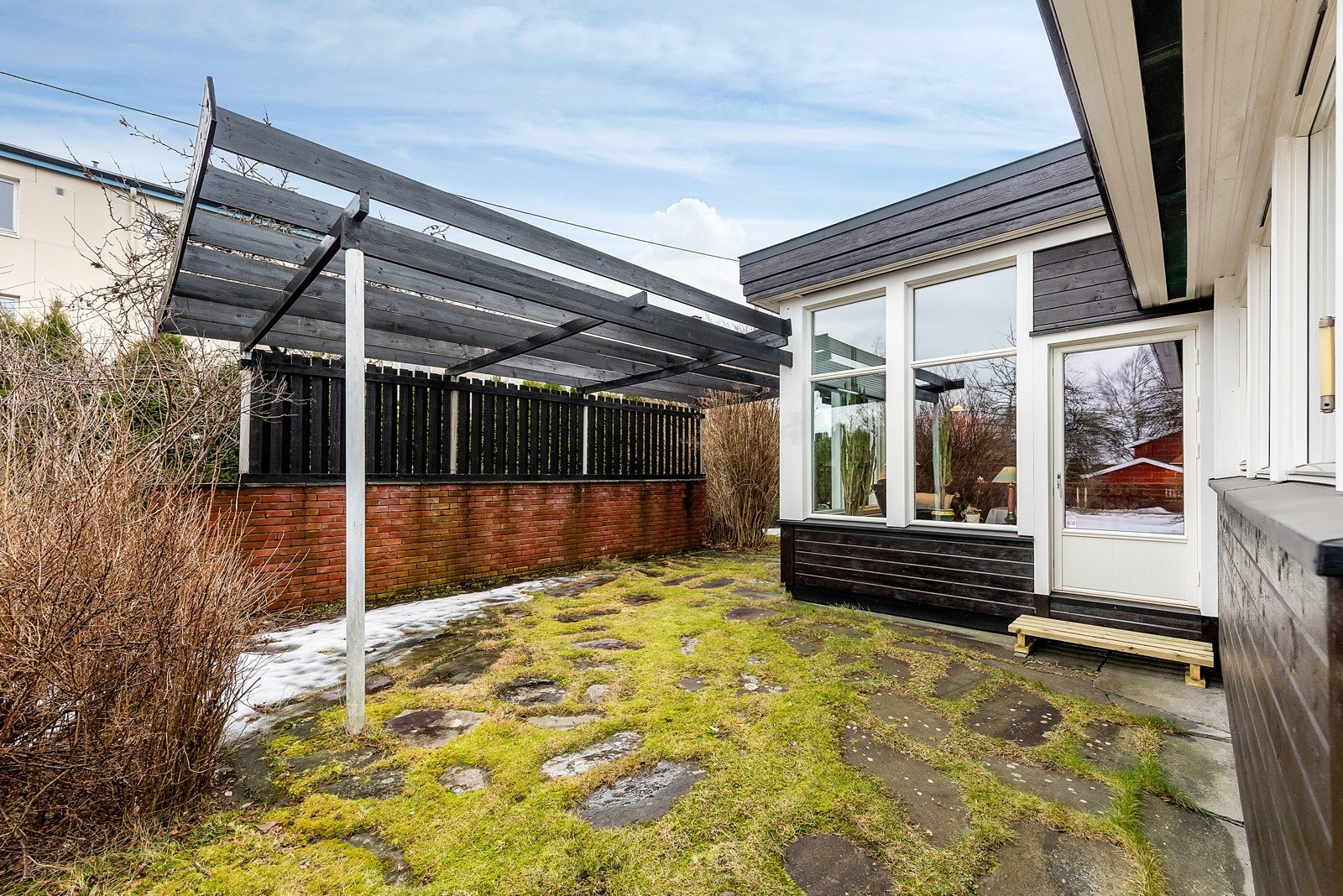 Fra dagligstuen er det utgang til et sydvendt atrium med pergola Galleribilde